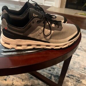 On Running Women’s Gray Athletic Shoes. 9.5